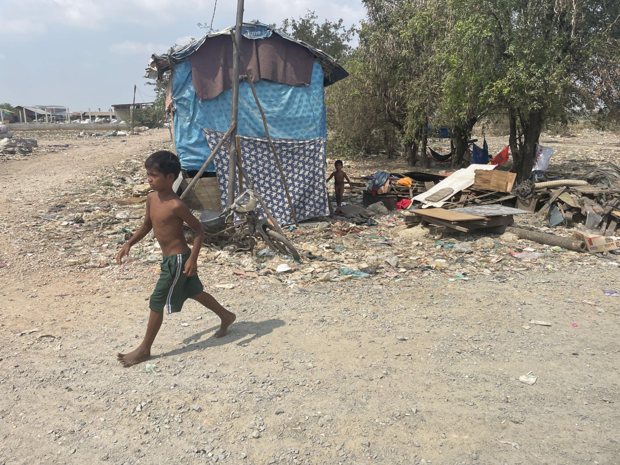 distribution de repas dans les bidonvilles au Cambodge par l'asso AMUR