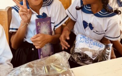 Distribution des uniformes scolaires.
