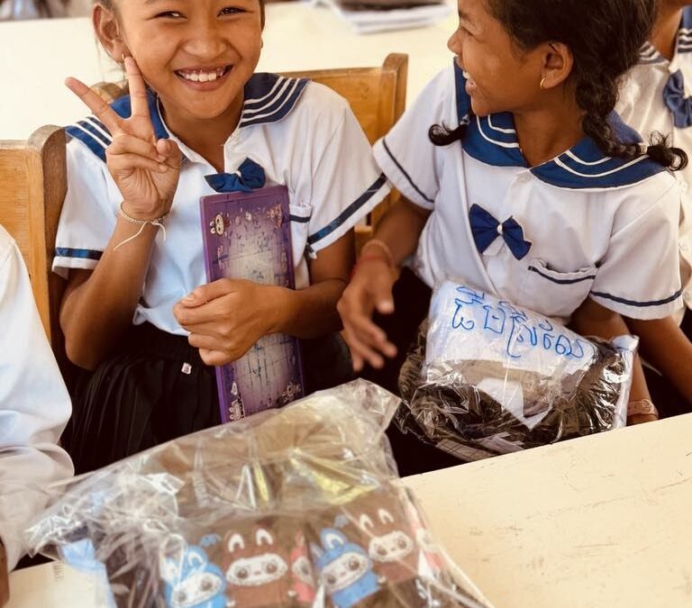Distribution des uniformes scolaires.